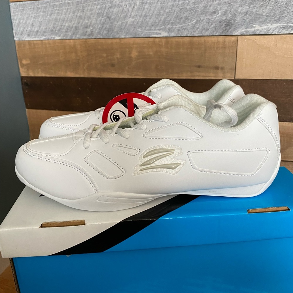 NWT Wmns size 9.5 Athletic Shoe